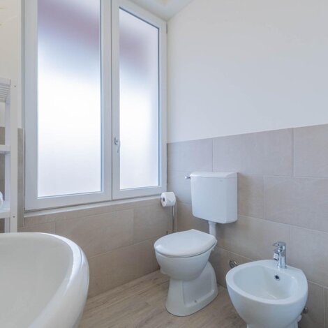 Lakeview Attico Saini bathroom with window